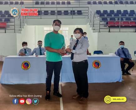 Công đoàn Trường Đại học Bình Dương nhận kỷ niệm chương của Liên đoàn Vovinam tỉnh Bình Dương