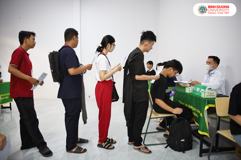 sinh vien kham suc khoe